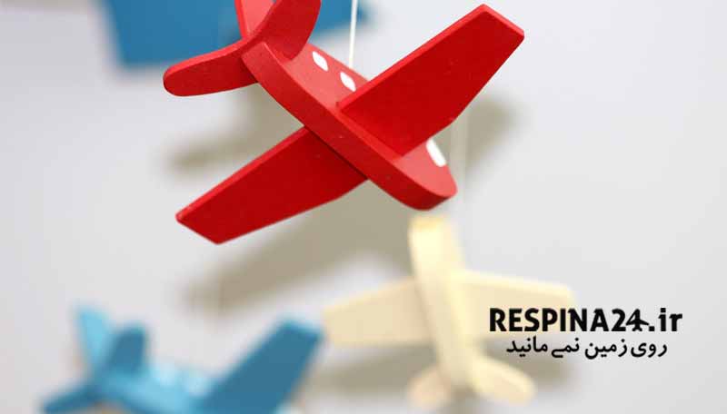 بنر تبلیغاتی رزرو بلیط هواپیما مشهد ایرانشهر از وبسایت رسپینا شامل چند 3 ماکت رنگی هواپیما قرمز، آبی و زرذ